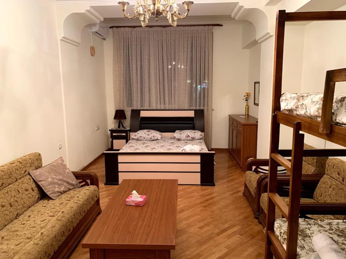 Friendship Hostel & Tours Jerevan Buitenkant foto