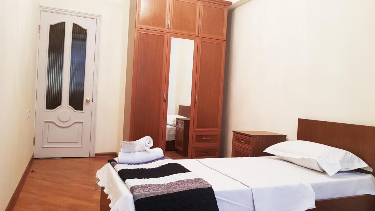 Friendship Hostel & Tours Jerevan Buitenkant foto